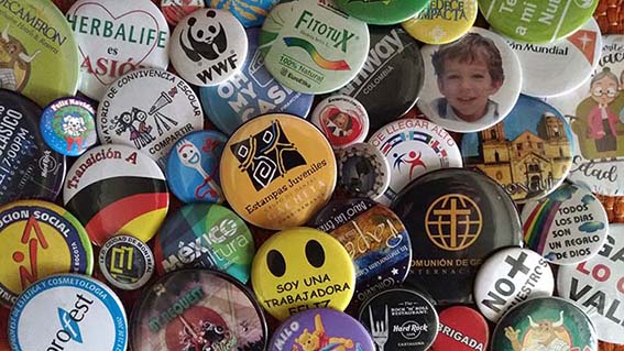 Variedad de Botones Publicitarios impresos, en diferentes tamaños