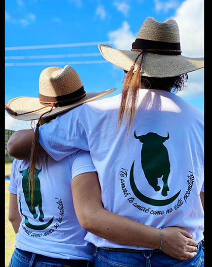 Pareja con camisetas impresas